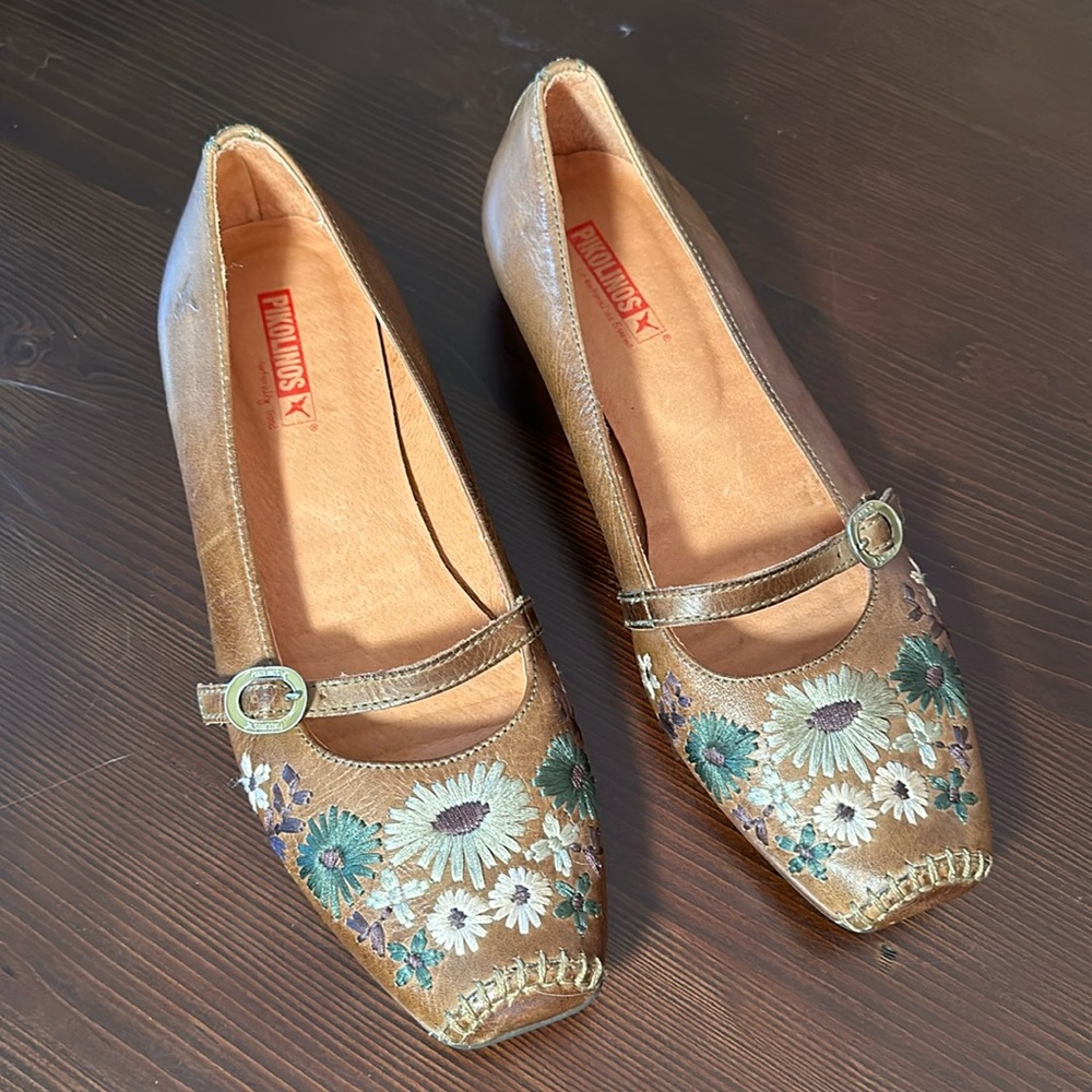 Adorable mary jane’s with embroidered flowers. Pikolinos